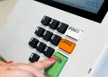 Urna eletrônica com teclas de votação destacando opções de branco, correção e confirmação, relacionada ao período de defeso eleitoral.