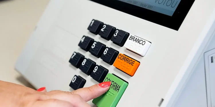 Urna eletrônica com teclas de votação destacando opções de branco, correção e confirmação, relacionada ao período de defeso eleitoral.