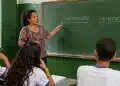 Professora aponta para as palavras seguimento e segmento escritas no quadro