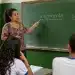Professora aponta para as palavras seguimento e segmento escritas no quadro