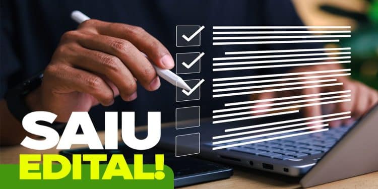 Pessoa marca itens de uma lista em frente ao notebook, representando a publicação do edital do concurso de Porto Alegre para Agente de Fiscalização