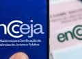 Tela de celular com a logomarca do Encceja e o nome completo do Exame Nacional para Certificação de Competências de Jovens e Adultos