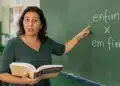 Professora de português explica na lousa a diferença entre “enfim” e “em fim” durante uma aula de gramática.