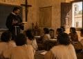 Imagem ilustrativa de religioso ensinando crianças indígenas no período colonial, tema presente nos filmes sobre o Brasil Colônia