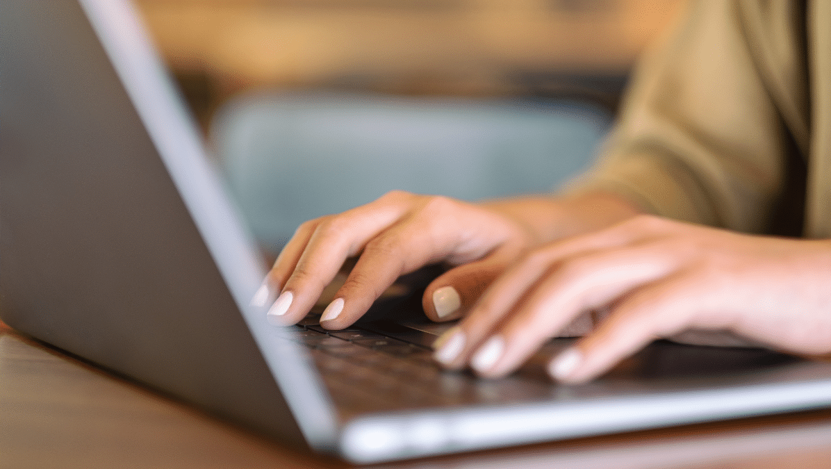 Pessoa realizando inscrição online em processo seletivo da Prefeitura de Miradouro (MG).