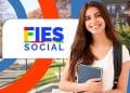 Estudante com mochila e livros sorri diante de um campus universitário ao lado da marca Fies Social
