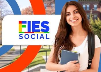 Estudante com mochila e livros sorri diante de um campus universitário ao lado da marca Fies Social