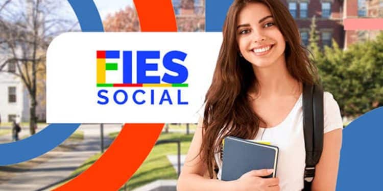 Estudante com mochila e livros sorri diante de um campus universitário ao lado da marca Fies Social