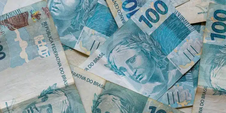 Notas de 100 reais simbolizando pagamentos do INSS em julho de 2026, com destaque para o teto de benefícios de R$ 8.475,55 e consulta via Meu INSS.