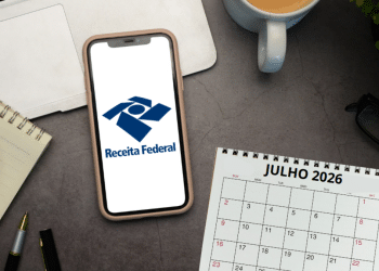 Smartphone exibe logo da Receita Federal ao lado de calendário de julho de 2026 e itens de escritório.