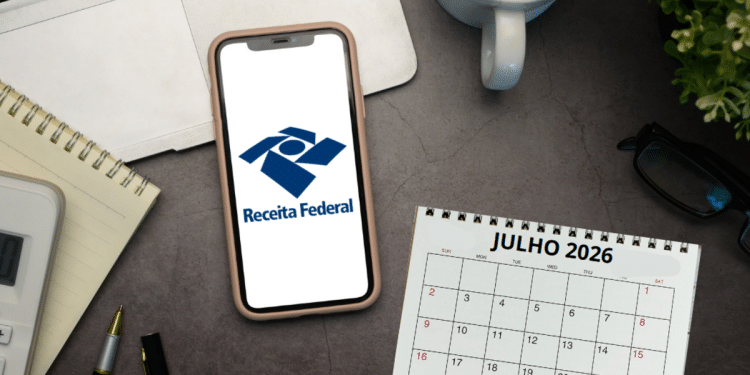 Smartphone exibe logo da Receita Federal ao lado de calendário de julho de 2026 e itens de escritório.