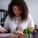 Jovem revisando anotação em folha durante estudo com flashcards, aplicando técnicas de memorização para o Enem 2026