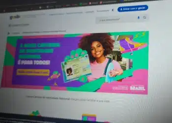 Jovem sorridente segura skate ao lado de banner sobre nova Carteira de Identidade Nacional com cores vibrantes, simbolizando a emissão do novo RG no Brasil.