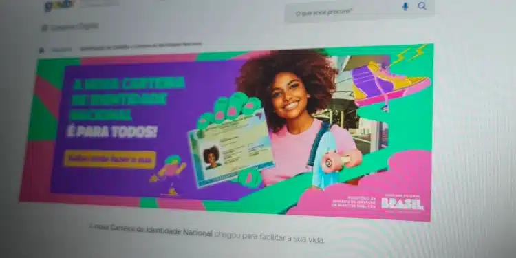 Jovem sorridente segura skate ao lado de banner sobre nova Carteira de Identidade Nacional com cores vibrantes, simbolizando a emissão do novo RG no Brasil.