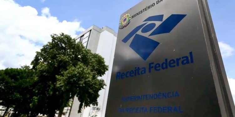 Placa da Superintendência da Receita Federal, órgão que publicou a nova norma com os critérios de suspensão do CNPJ