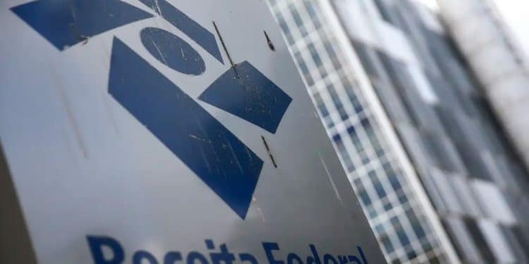 Placa com o logo da Receita Federal diante da sede do órgão, que lançou o Receita Atende, canal digital único que substitui o Fale Conosco