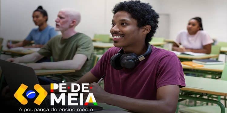 Estudante sorri em sala de aula com colegas ao fundo, ilustrando os alunos da EJA atendidos pelo Pé-de-Meia
