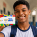 Estudante segurando cartão do programa Pé-de-Meia em escola pública.