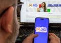 Consulta ao calendário de pagamentos do Pé-de-Meia pelo celular e pelo computador, com os valores liberados conforme o mês de nascimento do estudante.