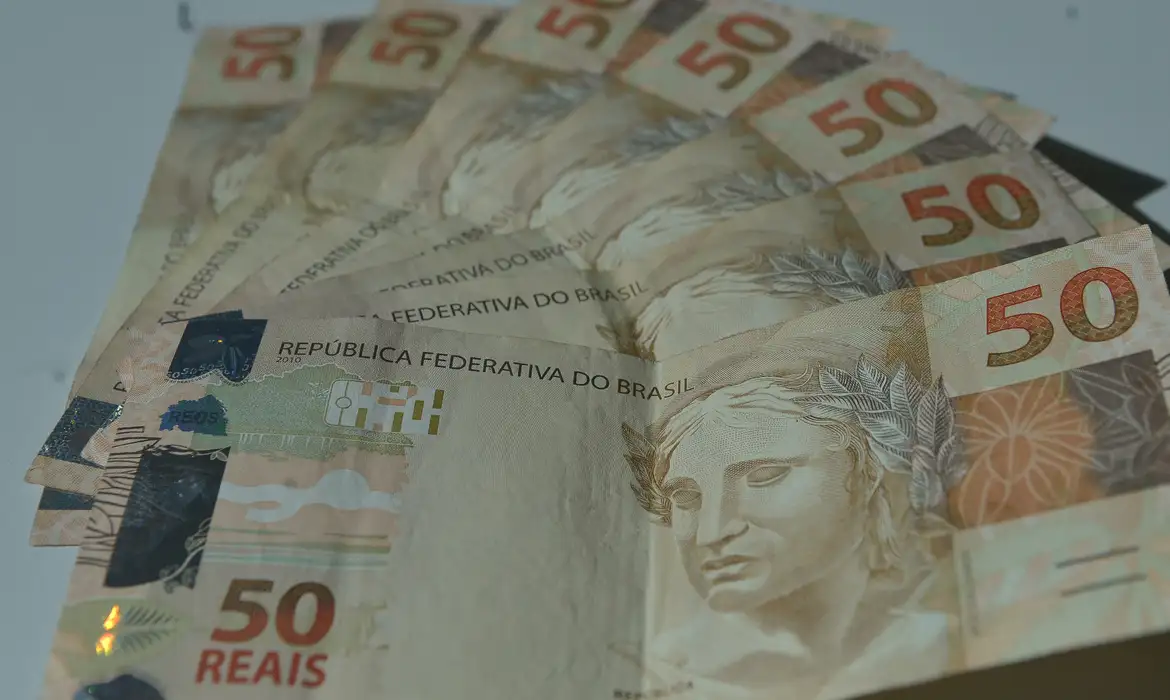 Cédulas de R$ 50 representam como funciona o pagamento do Pé-de-Meia ao estudante
