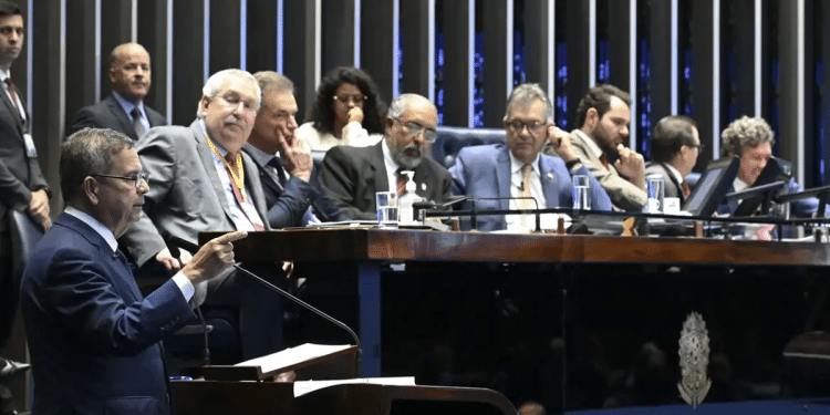 Senador discursa no plenário durante votação do desconto automático de pensão alimentícia no Senado
