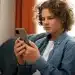Jovem utilizando celular para acessar plataforma de apoio emocional online.
