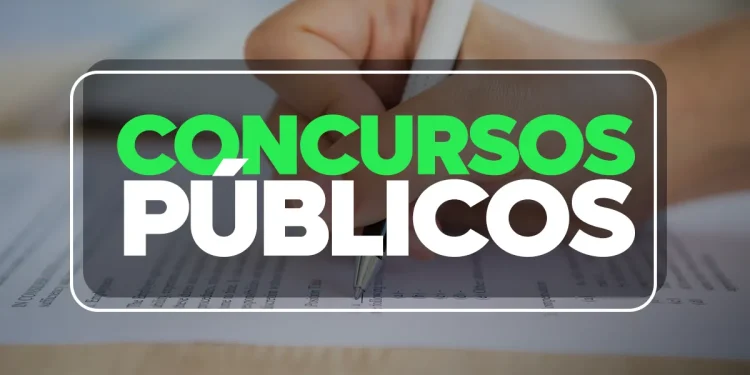 Mão segurando caneta preenche prova objetiva com destaque para texto "Concursos Públicos", simbolizando a preparação para concursos públicos.