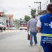Agente Comunitário de Saúde do SUS realizando atendimento em área urbana durante processo seletivo em Minas Gerais.