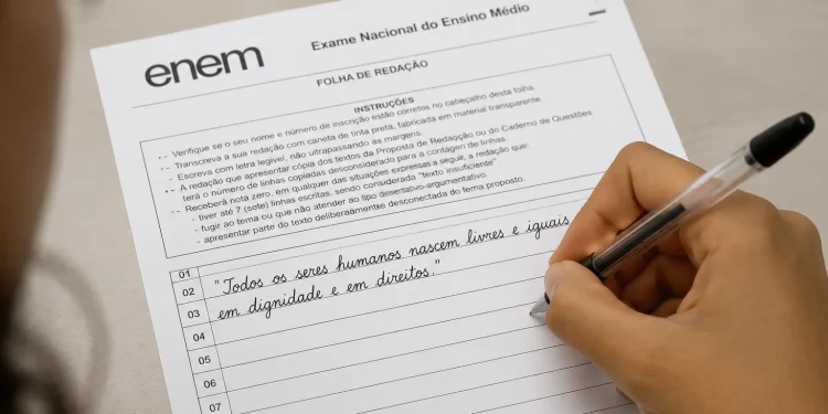 Estudante escrevendo redação do Enem em folha oficial com caneta preta, destacando o uso de citações coringa na prova.