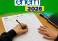 Pessoa escrevendo uma redação em folha do Enem 2026 durante preparação para o exame.