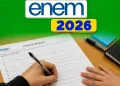 Pessoa escrevendo uma redação em folha do Enem 2026 durante preparação para o exame.