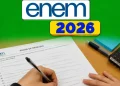 Pessoa escrevendo uma redação em folha do Enem 2026 durante preparação para o exame.