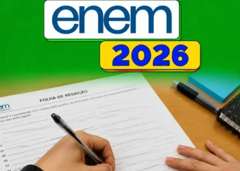 Pessoa escrevendo uma redação em folha do Enem 2026 durante preparação para o exame.