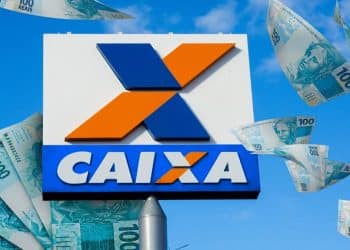 Imagem ilustrativa de placa externa da Caixa com cédulas de cem reais ao redor, representando as regras do Saque Calamidade do FGTS.