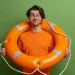 Salva-vidas segurando boia de resgate para representar o uso correto da expressão em português.