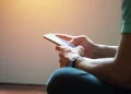 Pessoa utilizando o celular para acessar serviços digitais do Ministério do Trabalho.