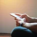Pessoa utilizando o celular para acessar serviços digitais do Ministério do Trabalho.