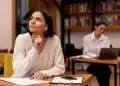 Mulher em ambiente de estudos refletindo sobre o significado de antítese na língua portuguesa